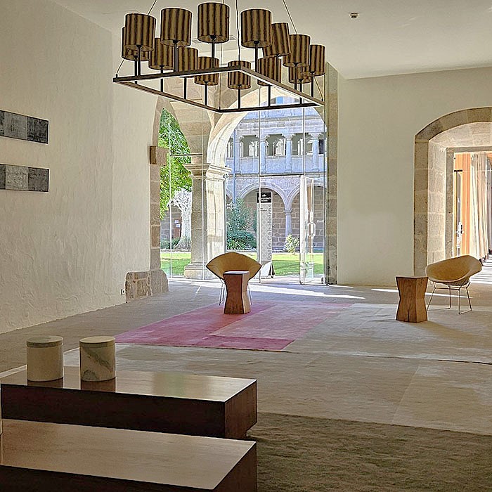 zona de paso del parador de santo estevo con iluminación ambiental