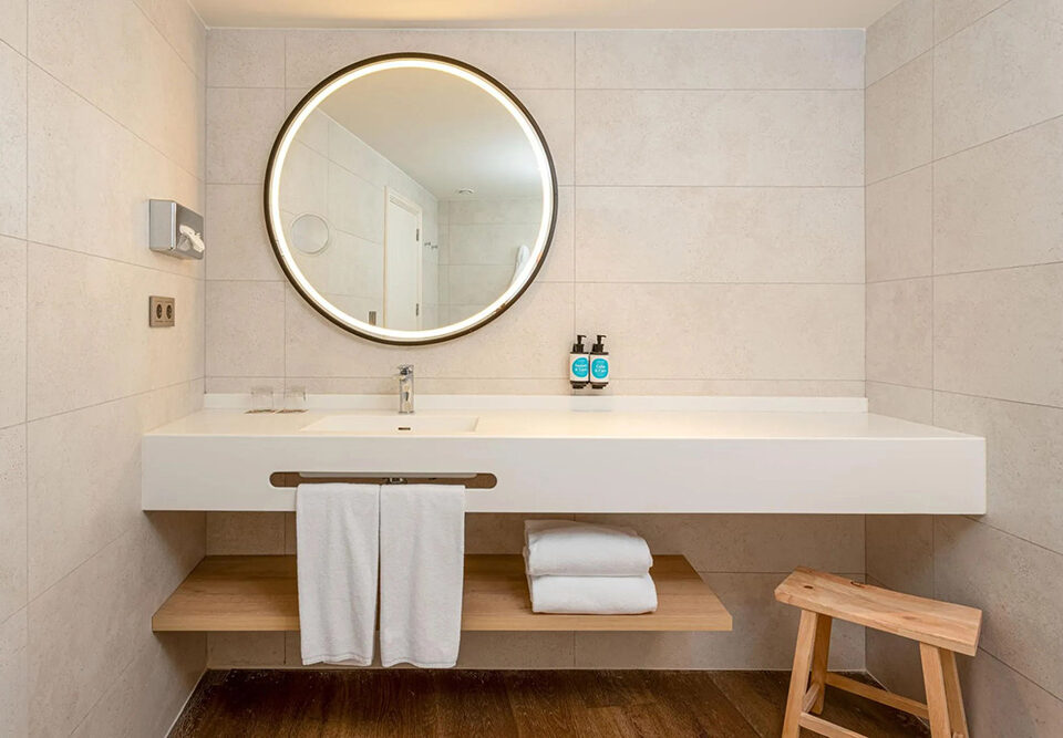 Lavabo de bano en suite con detalles madera y detalles en estilo minimalista y acogedor